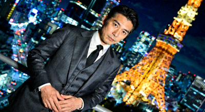 山田隆 Takashi Yamada 正装肖像，背景为东京夜景，表情严谨